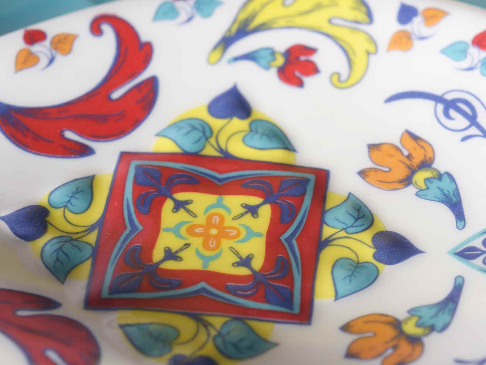 Suport lingura ceramica cu decoratiuni in relief din majolica si fundita 1buc
