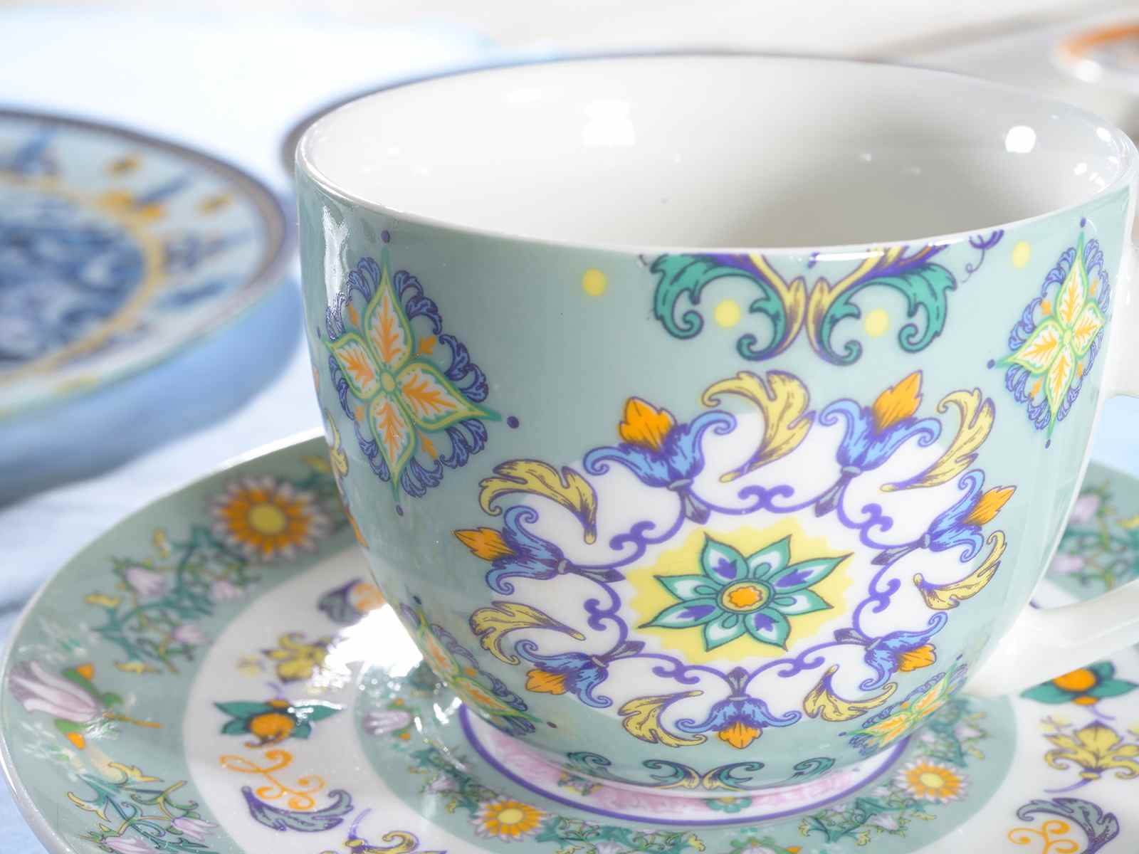 Cana de ceai din portelan cu farfurie cu decoratiuni de majolica  250ml-1buc